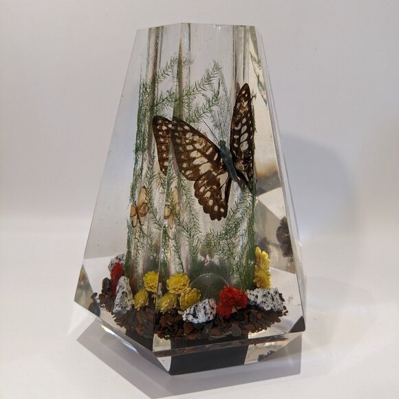 Gorgeous Vintage Large Heavy 7" Acrylic Lucite Butterflies & Greenery Vase - Picture 1 of 6